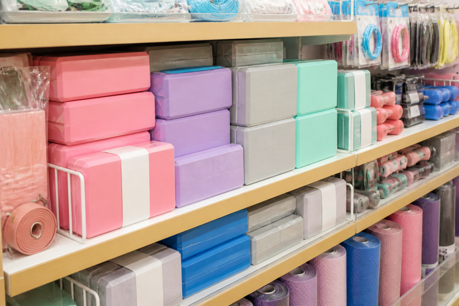 100円ショップの店舗棚に陳列されたフィットネスグッズとヨガブロック